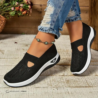 Chaussures orthopédiques noires en maille respirante, semelle blanche épaisse.
