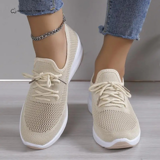 Baskets orthopédiques femme beiges, gros plan des lacets et de la tige en maille.