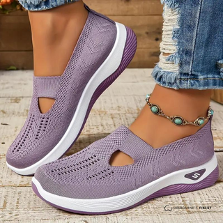 Chaussures orthopédiques violettes en maille ajourée, semelle blanche à relief.
