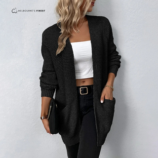 Cardigan noir en maille texturée, col ouvert, manches longues, poches plaquées