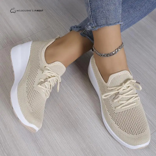 Baskets orthopédiques femme beige en maille, lacets crème, semelle blanche.