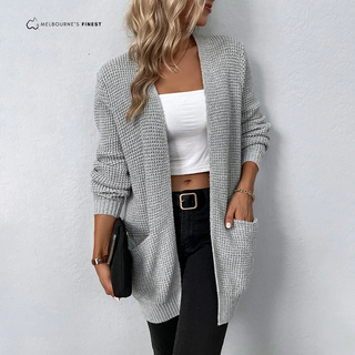 Cardigan mi-long gris à maille texturée, col ouvert, manches longues, poches plaquées