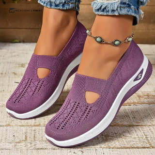 Chaussures orthopédiques violettes en maille ajourée, semelle blanche et inserts latéraux.