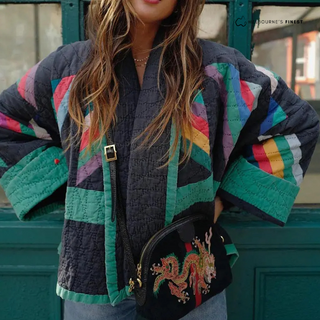 Manteau matelassé noir avec bandes colorées, fermeture zippée, poches avant.