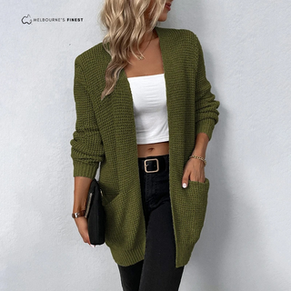 Cardigan vert armée en maille texturée, col ouvert, manches longues, poches plaquées
