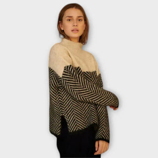 Pull col roulé doux beige avec empiècements chevrons noir et clair, manches longues
