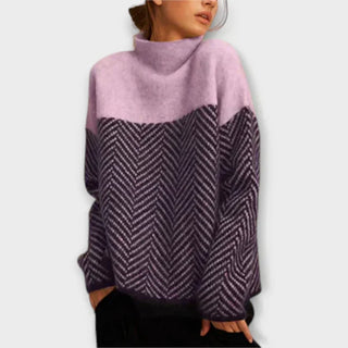 Pull col roulé doux lilas avec chevrons violet foncé, empiècements sur le buste