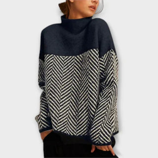 Pull col roulé doux bleu nuit et chevrons noir, empiècements clairs sur les manches