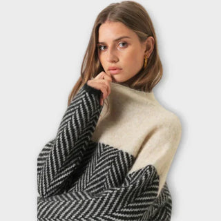 Pull col roulé doux beige à motifs chevrons noir, épaules et poignets contrastés