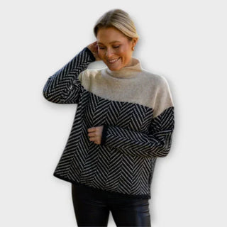 Pull col roulé doux gris clair à motif chevrons noir, bas et poignets contrastés