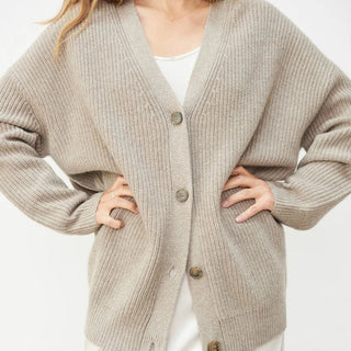 Cardigan en cachemire beige à boutons, fermeture boutonnée et col en V