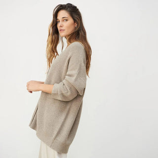 Cardigan en cachemire beige, col rond, manches longues, boutonnage discret