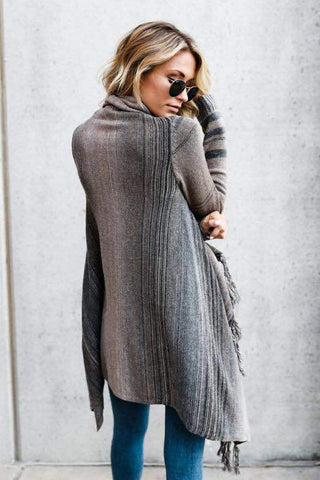 Cardigan gris foncé à col châle, maille côtelée et franges, coupe longue.