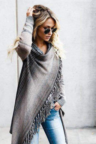Cardigan gris chiné à col châle, franges épaisses, maille enveloppante longue.