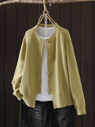 Pull femme jaune à boutons frontaux, col côtelé et poignets côtelés
