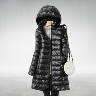 Veste en duvet ultralégère noire à capuche, fermeture zippée, matelassage en dalles.