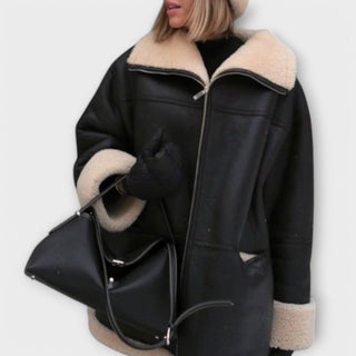 Veste en cuir noire à fermeture zippée, revers en peau retournée beige