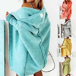 Cardigan en maille lâche bleu-vert, capuche drapée, manches longues et finition côtelée.
