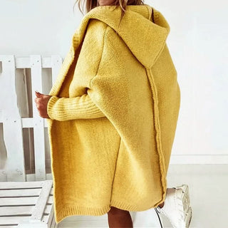 Cardigan en maille lâche jaune moutarde, capuche ample et manches longues côtelées.