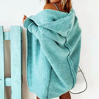 Cardigan en maille lâche bleu-vert, capuche volumineuse et bordures côtelées aux manches.