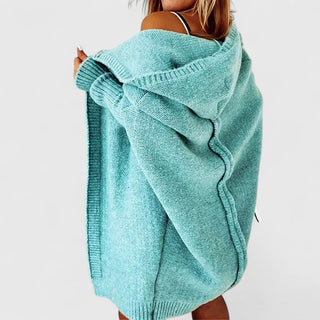 Cardigan femme turquoise à capuche, ouvert devant, manches longues côtelées.