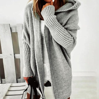 Cardigan en maille lâche gris, capuche volumineuse et manches longues en maille côtelée.