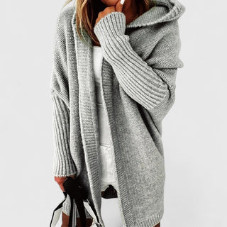 Cardigan femme gris à capuche, ouvert devant, maille côtelée, manches longues.