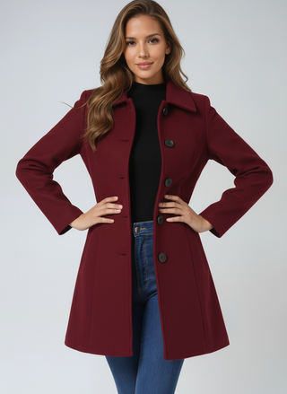 Manteau trench rouge foncé classique Aveline, col droit, patte boutonnée, longueur mi-cuisse.