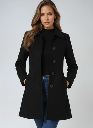 Manteau trench noir classique Aveline, boutonnage visible, col structuré, porté ouvert.