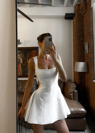 Divi | Robe patineuse blanche avec bretelles larges et décolleté carré
