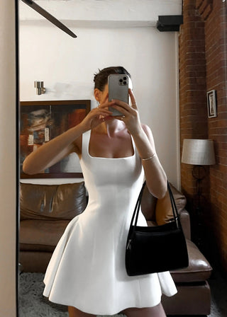 Divi | Robe patineuse blanche à bretelles larges et décolleté carré
