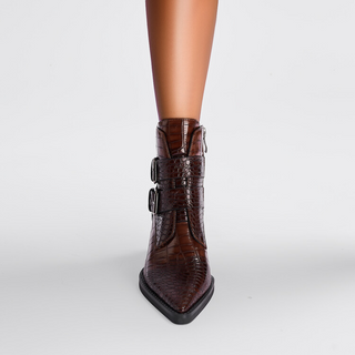 Botte pour femme marron foncé, bout pointu, talon bloc, tige haute avec boucles.