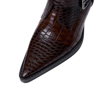 Botte pour femme marron foncé en cuir effet croco, bout pointu, semelle à bord noir.