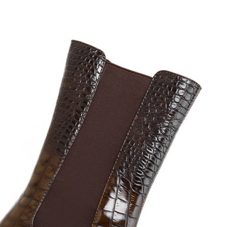 Bottine à enfiler marron effet croco avec empiècements élastiques.