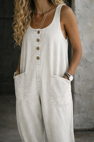 Salopette en denim blanc sans manches, boutonnage, poches poitrine, poche latérale