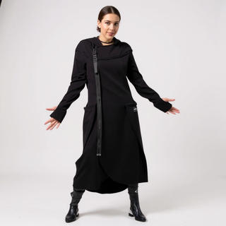 Manteau long noir à capuche, fermeture centrale noire, poches latérales