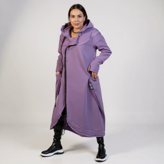 Manteau long violet à capuche, fermeture centrale noire et ourlet superposé
