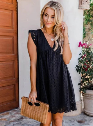 Robe d'été avec broderie en dentelle et décolleté en V – Coupe décontractée