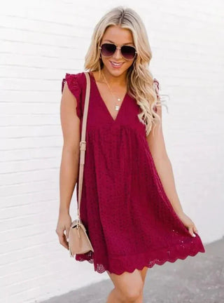 Robe d'été avec broderie en dentelle et décolleté en V – Coupe décontractée