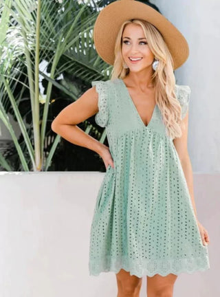 Robe d'été avec broderie en dentelle et décolleté en V – Coupe décontractée
