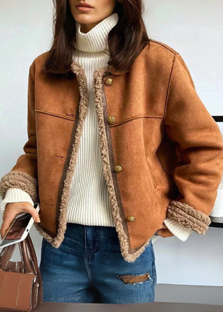 Veste camel en daim, col et intérieur doublés de fourrure, boutons pression dorés.