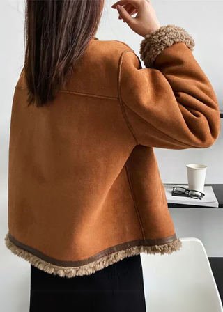 Veste camel vue dos, bordure en fourrure au bas et aux poignets, coupe courte.