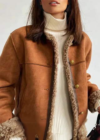 Veste camel avec col en fourrure, patte boutonnée et manches bordées de mouton.