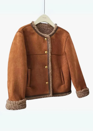 Veste en daim camel, patte boutonnée avec doublure fourrée, deux poches latérales.