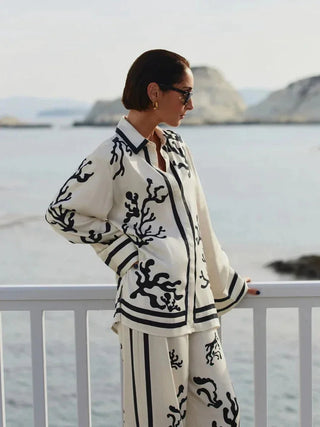 Veste chemise blanche crème et pantalon assorti, motifs corail noirs, poignets et bas rayés