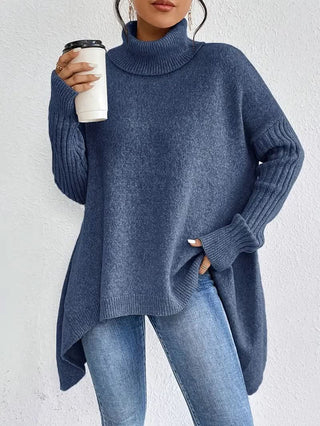 Pull en cachemire bleu, col roulé, manches ballons côtelées, ourlet asymétrique