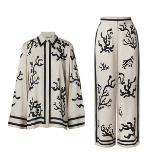 Ensemble chemise et pantalon crème à motifs corail noirs, col boutonné et rayures contrastées