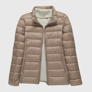 Veste matelassée ultra-légère avec capuche, couleur beige taupe, fermeture zippée.