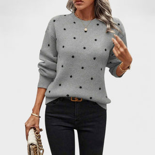 Pull en maille à pois, col rond, manches longues, gris clair et pois noirs.