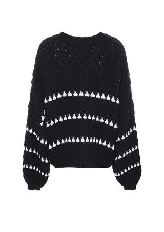 Pull en tricot noir à rayures blanches, coupe courte, manches longues, col rond.
